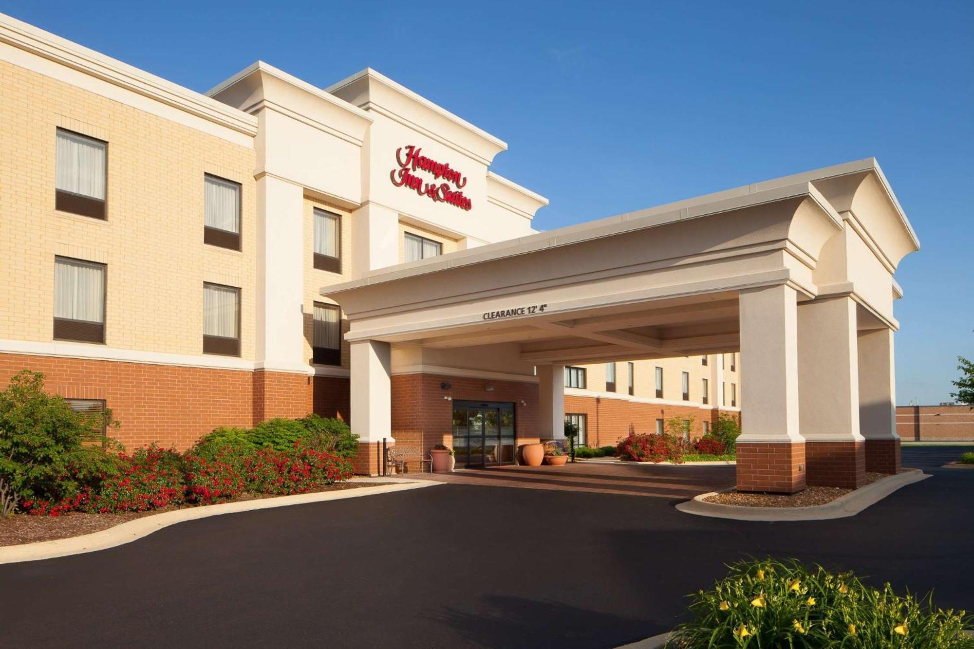 Hampton Inn & Suites Chicago/Saint Charles Exterior photo